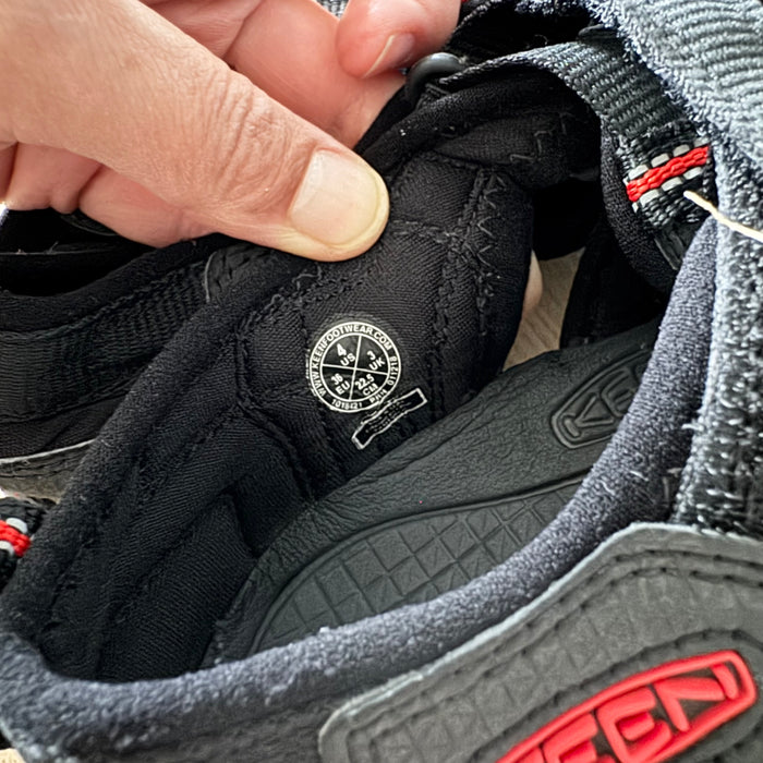 Keen / Black sandals / J4