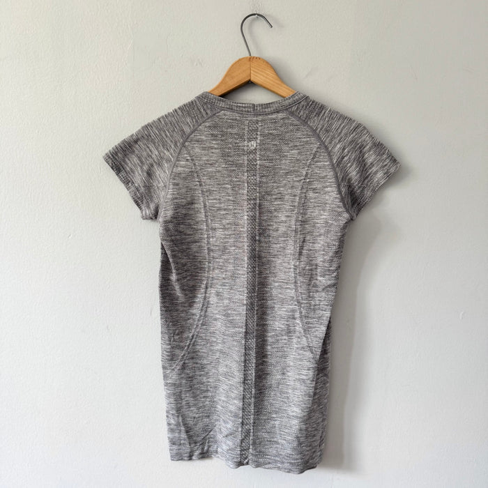 Lululemon / Grey active top / Women M