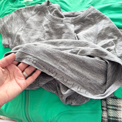 Lululemon / Grey active top / Women M